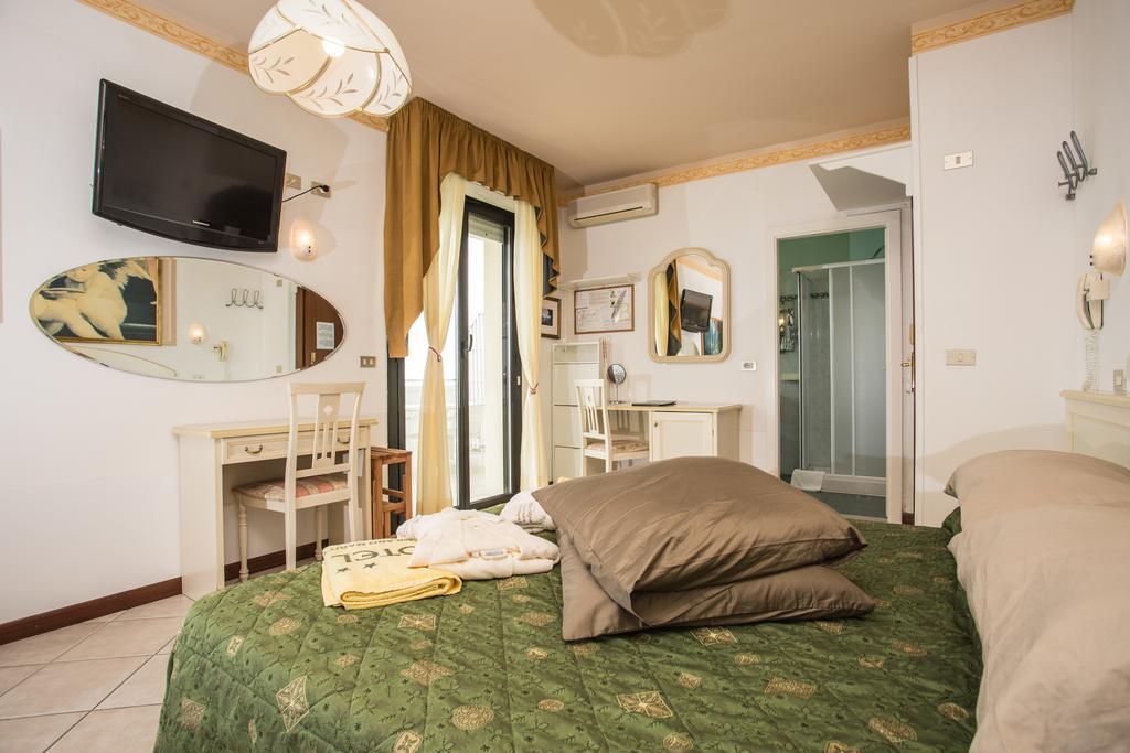 Hotel Byron Milano Marittima Eksteriør billede